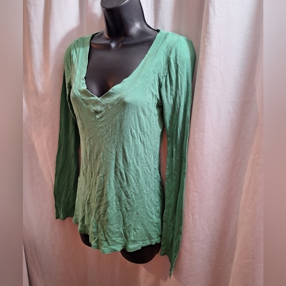 Old navy V-Neck green shirt medium - Picture 3 of 5